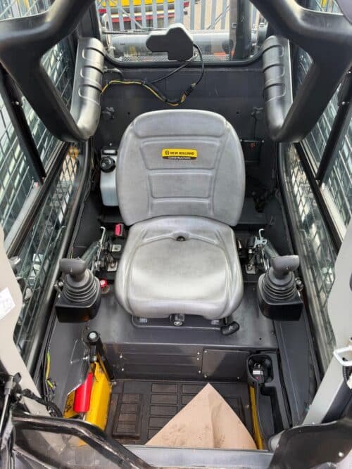 New Holland L318 Skidsteer Loader - Image 6